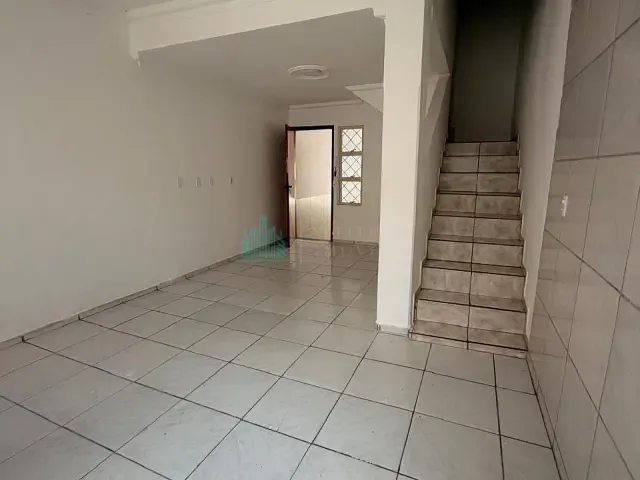 Sobrado 2 quartos e 1 banheiro, para alugar, no bairro Loteamento Santa Cruz em Catalão