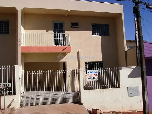 Sobrado 3 quartos e 3 banheiros, para alugar, no bairro Vila Agari em Apucarana