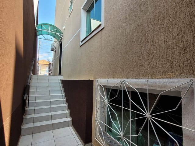 Sobrado com 496m² 4 quartos e 7 banheiros, à venda, no bairro Uvaranas em Ponta Grossa