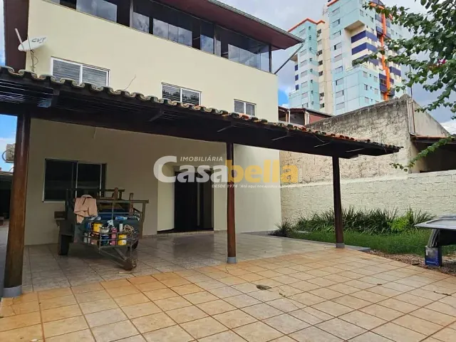 Sobrado com 375m² 4 quartos e 6 banheiros, à venda, no bairro Cidade Jardim em Goiânia