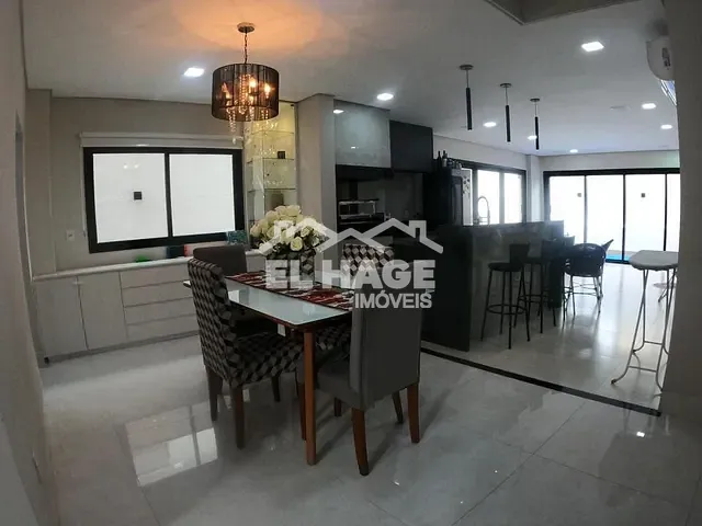Sobrado com 300m² 4 quartos e 5 banheiros, à venda, no bairro Jardim Universitário em Cuiabá