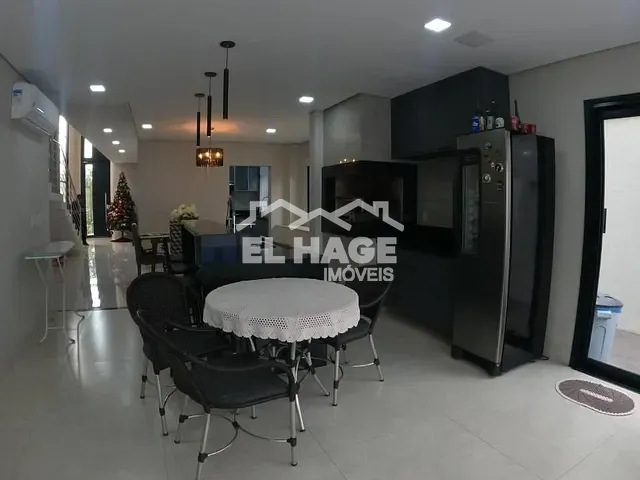 Sobrado com 300m² 4 quartos e 5 banheiros, à venda, no bairro Jardim Universitário em Cuiabá