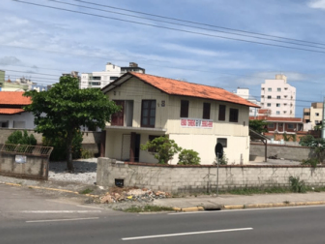 Sobrado com 661m², à venda, no bairro Meia Praia em Itapema