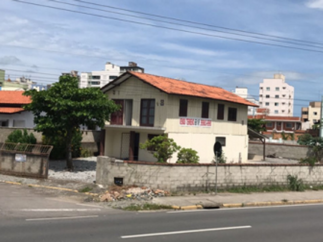 Sobrado com 661m², à venda, no bairro Meia Praia em Itapema