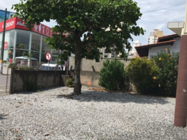 Sobrado com 661m², à venda, no bairro Meia Praia em Itapema