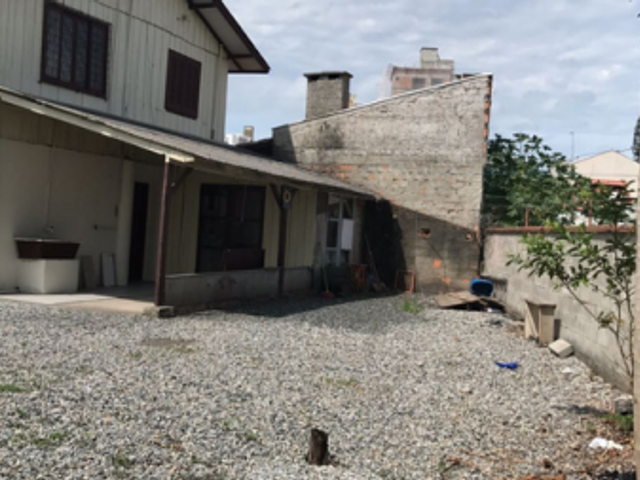 Sobrado com 661m², à venda, no bairro Meia Praia em Itapema