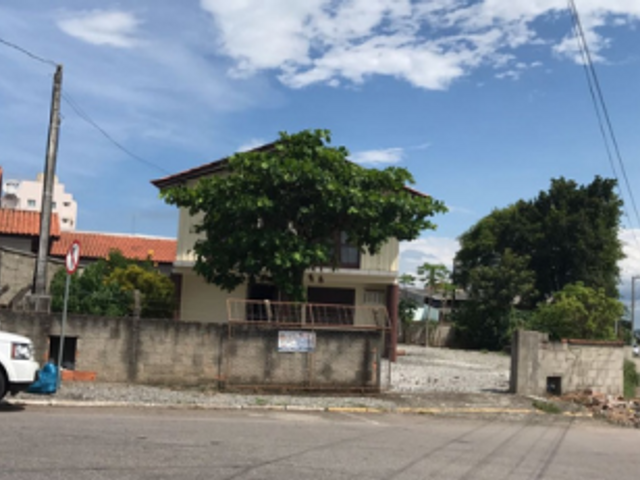 Sobrado com 661m², à venda, no bairro Meia Praia em Itapema