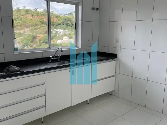 Sobrado 2 quartos e 2 banheiros, à venda, no bairro Jardim Bandeirantes em Poços de Caldas