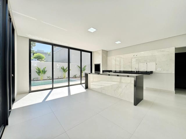 Sobrado com 252m² 3 quartos e 2 banheiros, à venda, no bairro Abussafe em Londrina