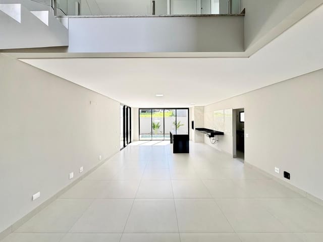 Sobrado com 252m² 3 quartos e 2 banheiros, à venda, no bairro Abussafe em Londrina