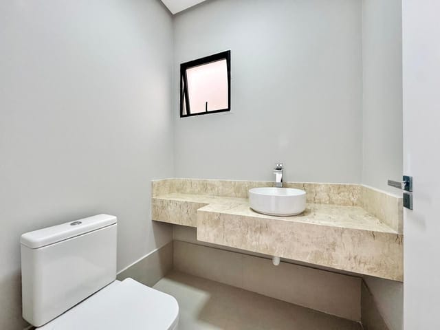 Sobrado com 252m² 3 quartos e 2 banheiros, à venda, no bairro Abussafe em Londrina