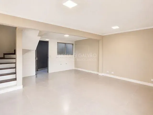 Sobrado com 95m² 3 quartos e 3 banheiros, à venda, no bairro Novo Mundo em Curitiba