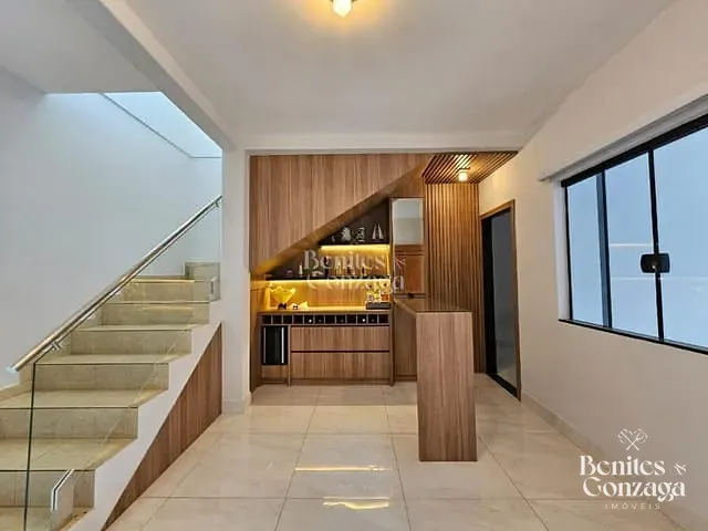 Sobrado com 169m² 4 quartos e 4 banheiros, à venda, no bairro Jardim Santa Rosa em Maringá
