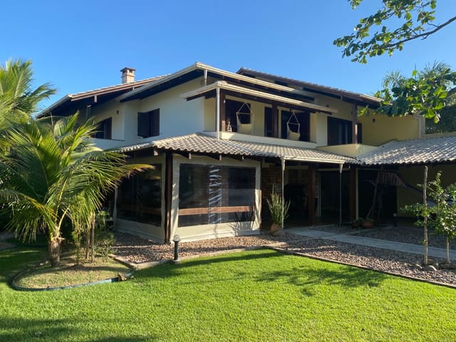 Sobrado com 700m² 4 quartos e 4 banheiros, à venda, no bairro Praia de Armação em Penha
