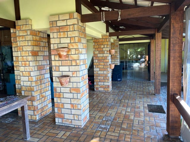 Sobrado com 700m² 4 quartos e 4 banheiros, à venda, no bairro Praia de Armação em Penha