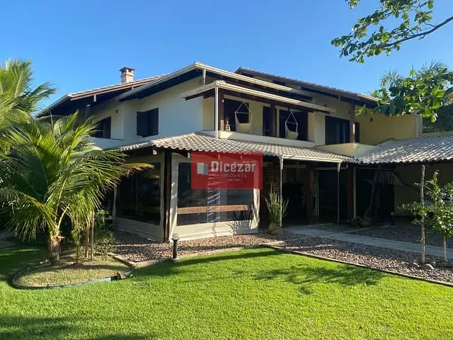 Sobrado com 700m² 4 quartos e 4 banheiros, à venda, no bairro Praia de Armação em Penha