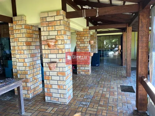 Sobrado com 700m² 4 quartos e 4 banheiros, à venda, no bairro Praia de Armação em Penha