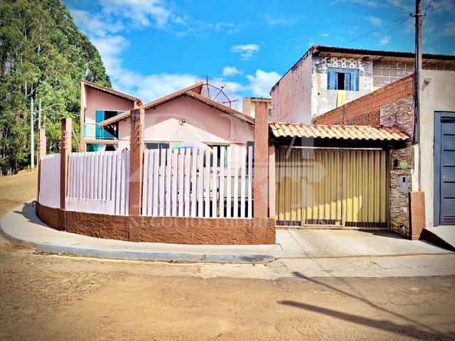 Sobrado 4 quartos e 2 banheiros, à venda, no bairro Jardim Samambaia em Jaguariaíva