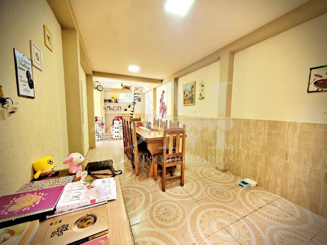 Sobrado 4 quartos e 2 banheiros, à venda, no bairro Jardim Samambaia em Jaguariaíva