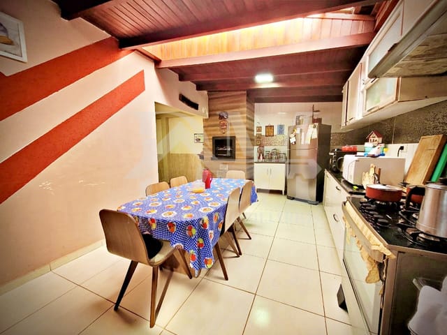 Sobrado 4 quartos e 2 banheiros, à venda, no bairro Jardim Samambaia em Jaguariaíva