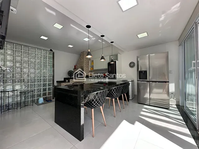 Sobrado com 390m² 4 quartos e 4 banheiros, à venda, no bairro Vila Cordenonsi em Americana