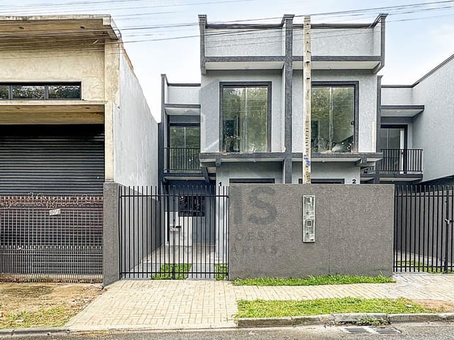 Sobrado 2 quartos e 2 banheiros, à venda, no bairro Tatuquara em Curitiba