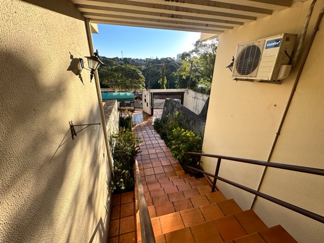 Sobrado com 534m² 4 quartos e 4 banheiros, à venda, no bairro Los Angeles em Londrina