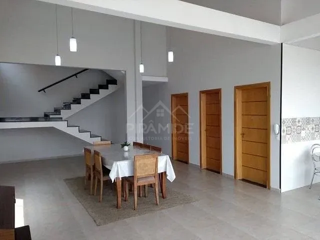 Sobrado com 350m² 5 quartos e 5 banheiros, à venda, no bairro Parque Vivaldi Leite Ribeiro em Poços de Caldas