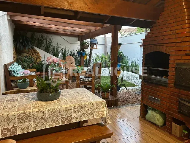 Sobrado 3 quartos e 2 banheiros, à venda, no bairro Vossoroca em Votorantim