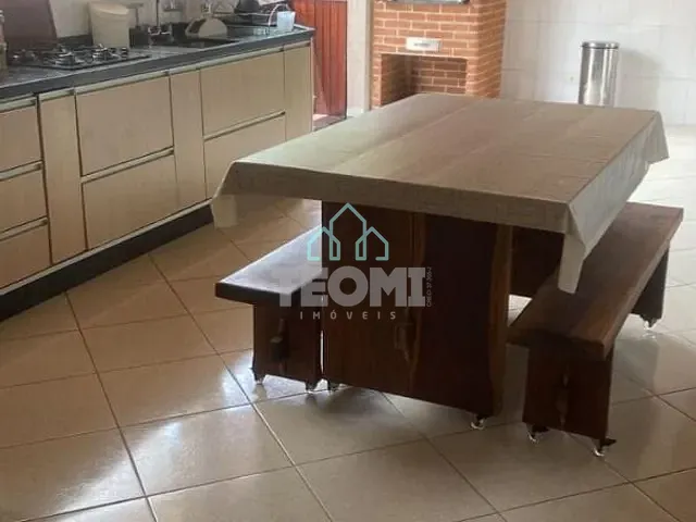 Sobrado com 275m² 4 quartos e 3 banheiros, à venda ou para alugar, no bairro Campos do Conde Chambord em Tremembé