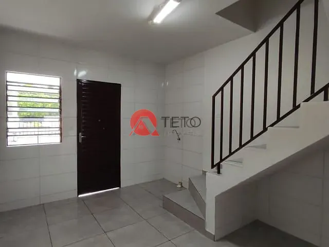 Sobrado 2 quartos e 2 banheiros, para alugar, no bairro Zona 05 em Maringá