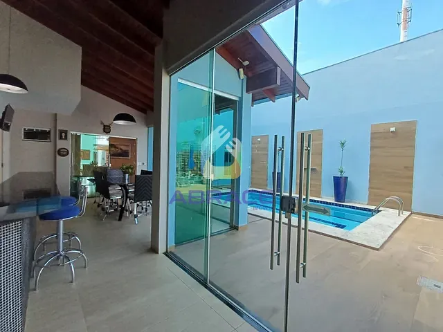 Sobrado 3 quartos e 4 banheiros, para alugar, no bairro Jardim Bela Vista em Campo Grande