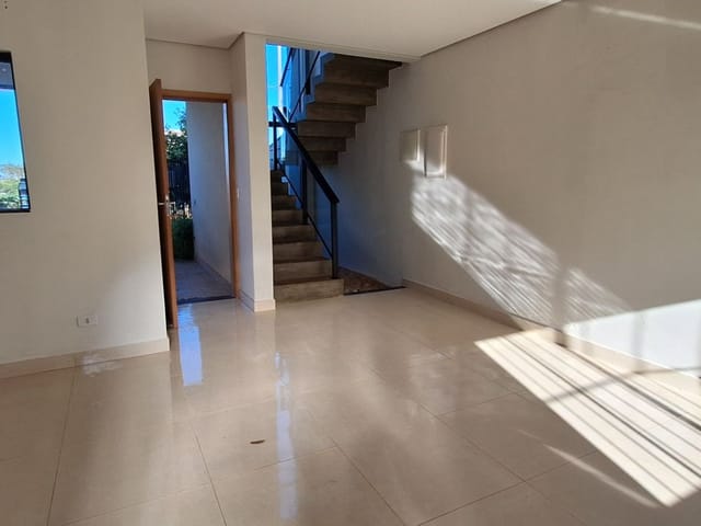 Sobrado com 95m² 3 quartos e 2 banheiros, para alugar, no bairro Planta São Francisco em Cambé