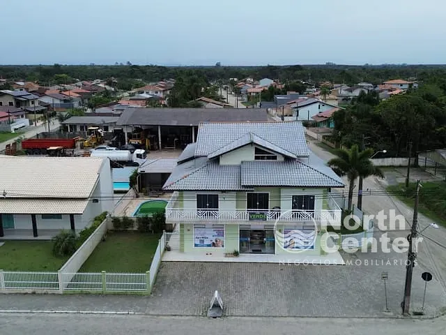 Sobrado com 576m² 3 quartos e 3 banheiros, à venda, no bairro CENTRO em Balneário Barra do Sul