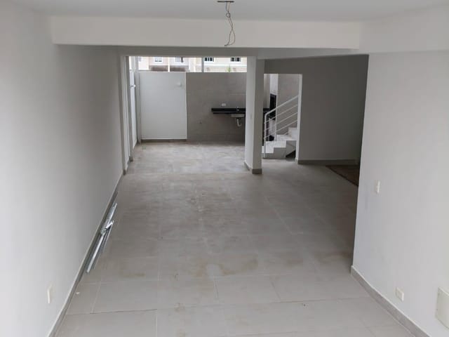 Sobrado 3 quartos e 2 banheiros, à venda, no bairro Uberaba em Curitiba