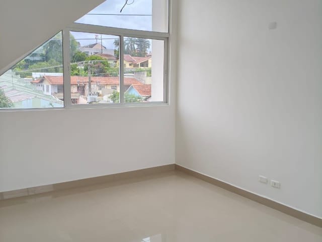 Sobrado 3 quartos e 2 banheiros, à venda, no bairro Uberaba em Curitiba