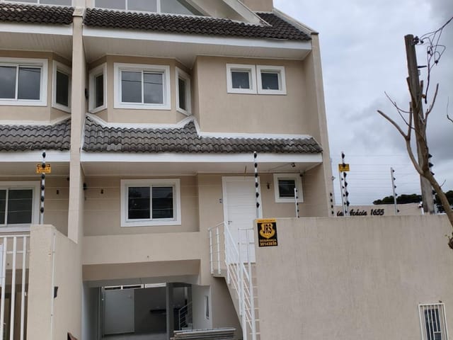 Sobrado 3 quartos e 2 banheiros, à venda, no bairro Uberaba em Curitiba
