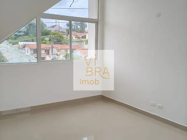 Sobrado 3 quartos e 2 banheiros, à venda, no bairro Uberaba em Curitiba