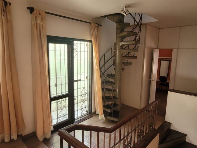 Sobrado 5 quartos e 2 banheiros, à venda, no bairro Vila São Pedro em Santo André