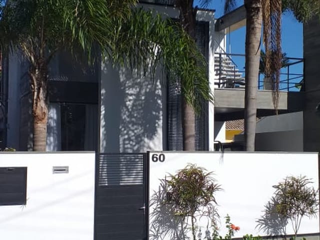 Sobrado com 264m² 3 quartos e 3 banheiros, à venda, no bairro Praia do Quilombo em Penha