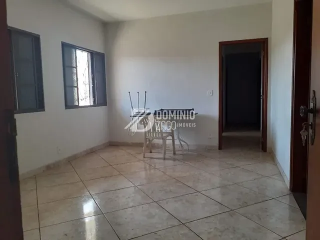 Sobrado com 250m² 8 quartos e 7 banheiros, à venda, no bairro Leblon em Uberaba