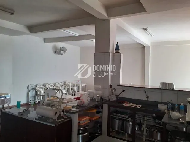Sobrado com 250m² 8 quartos e 7 banheiros, à venda, no bairro Leblon em Uberaba