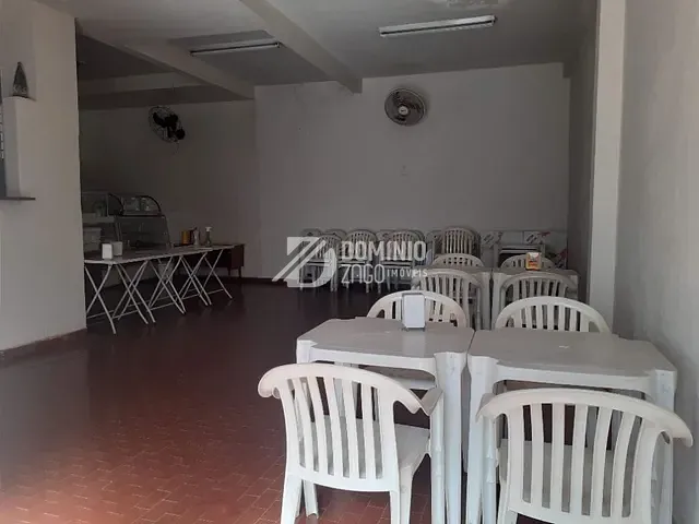 Sobrado com 250m² 8 quartos e 7 banheiros, à venda, no bairro Leblon em Uberaba