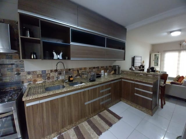 Sobrado com 336m² 2 quartos e 2 banheiros, à venda, no bairro Village das Flores em Caçapava