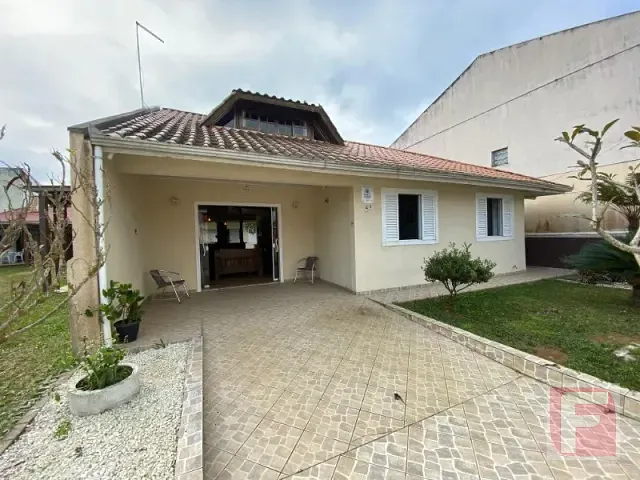Sobrado 5 quartos e 2 banheiros, à venda, no bairro Barra do Saí em Itapoá
