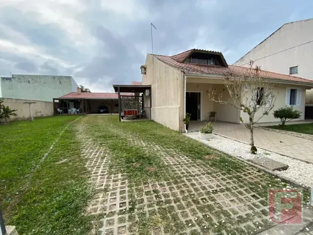 Sobrado 5 quartos e 2 banheiros, à venda, no bairro Barra do Saí em Itapoá