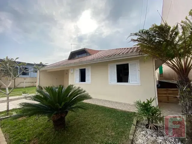 Sobrado 5 quartos e 2 banheiros, à venda, no bairro Barra do Saí em Itapoá