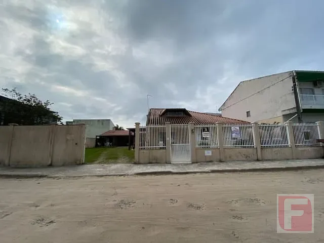 Sobrado 5 quartos e 2 banheiros, à venda, no bairro Barra do Saí em Itapoá