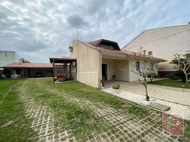 Sobrado 5 quartos e 2 banheiros, à venda, no bairro Barra do Saí em Itapoá