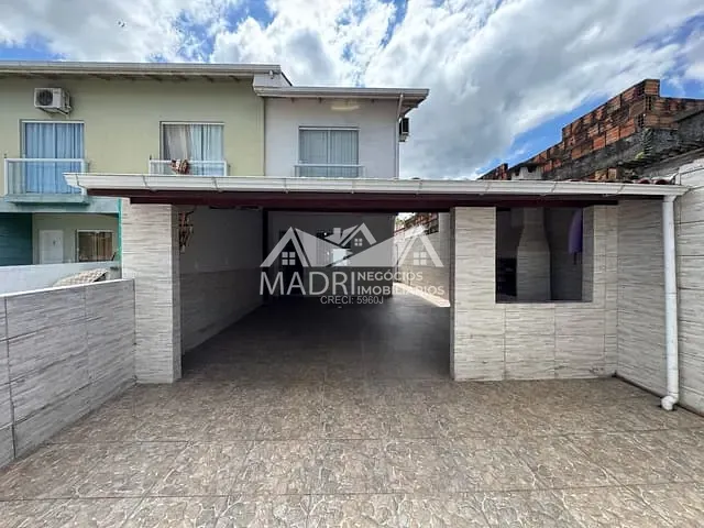 Sobrado com 100m² 2 quartos e 1 banheiro, à venda, no bairro São Sebastião em Palhoça
